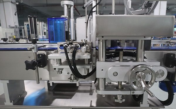 全自动卷膜贴标机,卷膜贴标机,全自动贴标机,平面贴标机