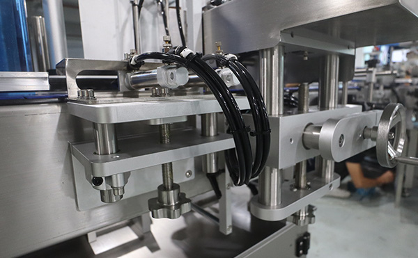 缓存打印贴标机,贴标机设备,转角贴标机